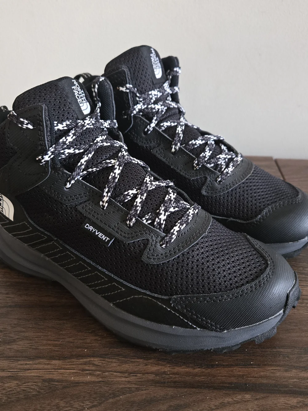 The North Face Youth Fastpack Hiker Mid Waterproof Boots Youth Size 4 Black